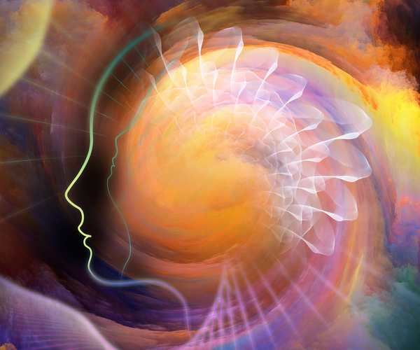 Abstraktes Profil eines menschlichen Gesichts vor einer leuchtenden, spiralförmigen Energiewolke in warmen Farben.