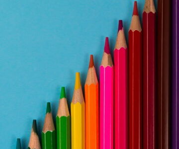 Bunte Stiefe liegen nebeneinander