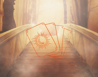 Lenormand-Karten neben farbigen Kristallen