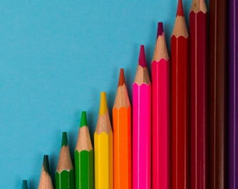 Bunte Stiefe liegen nebeneinander