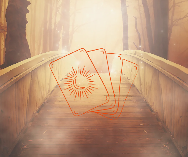 Lenormand-Karten neben farbigen Kristallen